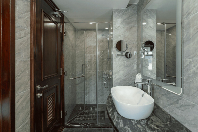 Bathroom 5, Ambassador Signature Cruise - Lan Ha Bay - All Inclusive, Hạ Long