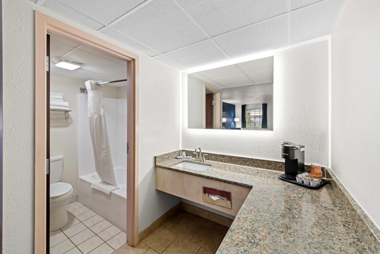Bathroom 3, Clarion Inn Branson, Taney