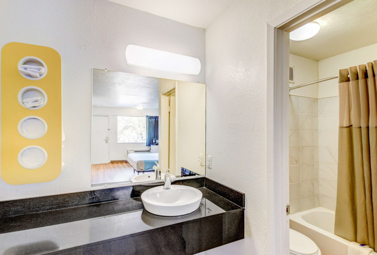 Bathroom 4, Motel 6 Waco, TX - Lacy Lakeview, McLennan