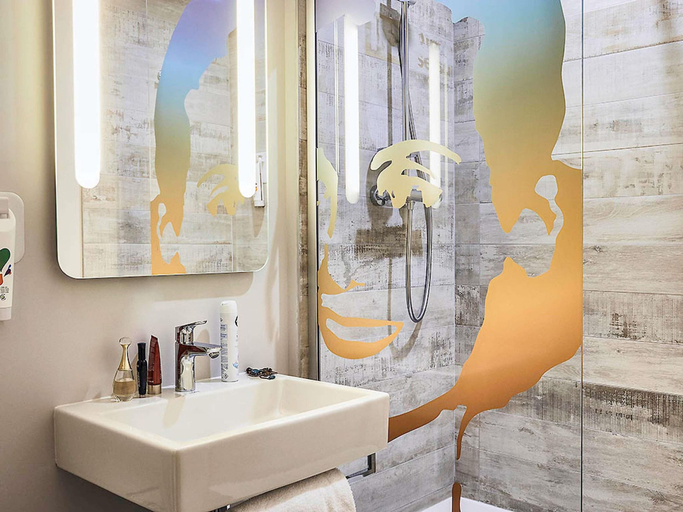 Bathroom 5, Ibis Styles Hyères Rooftop & Spa, Var