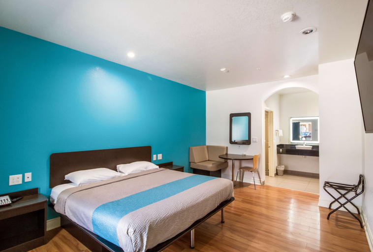 Bedroom 3, Motel 6 Houston, TX - North, Houston