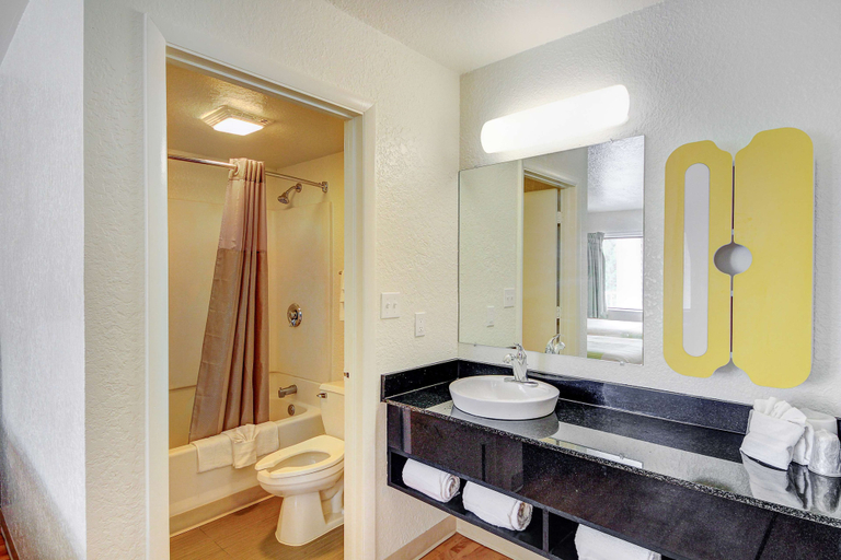 Bathroom 4, Studio 6 Midwest City, OK - Oklahoma City, Oklahoma