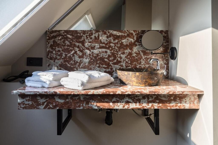 Bathroom 5, 't Oud gemeentehuis Poelkapelle, West-Vlaanderen