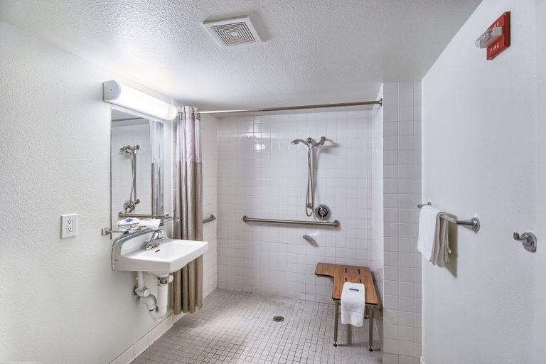 Bathroom 4, Motel 6 Everett, WA - South, Snohomish