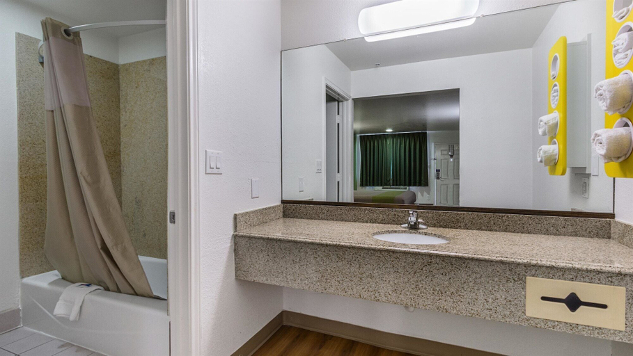 Bathroom 4, Motel 6 San Marcos, TX - North, Hays