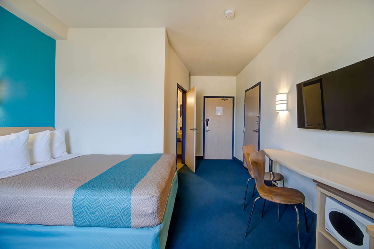 Bedroom 3, Motel 6 Grande Prairie, AB, Division No. 19