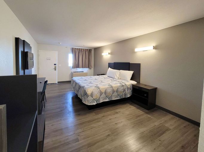 Bedroom 5, Motel 6 Wichita, KS – South I-35, Sedgwick