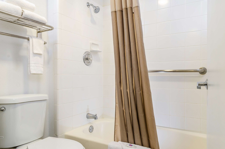Bathroom 3, Studio 6 Fresno, CA - Extended Stay, Fresno