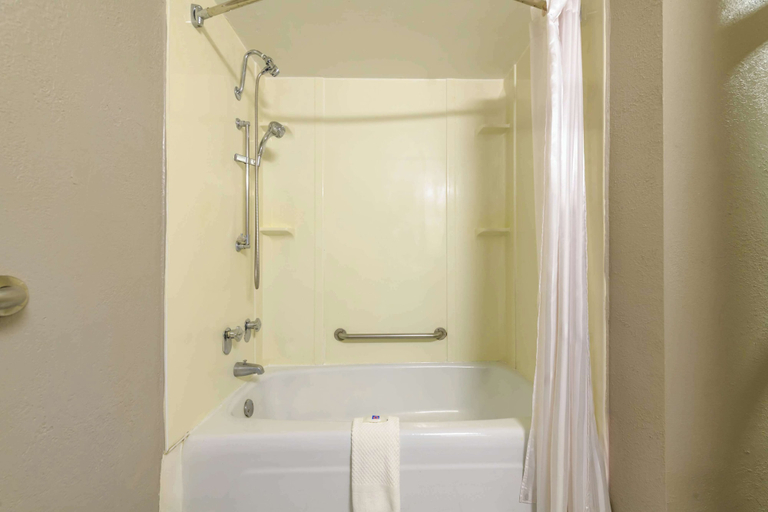 Bathroom 5, Motel 6 Spring Hill, FL - Weeki Wachee, Hernando