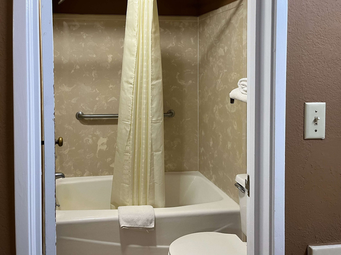 Bathroom, Studio 6 Millington, Tn, Shelby