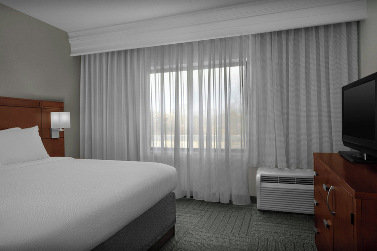 Bedroom 3, Courtyard by Marriott Greensboro Airport, Guilford