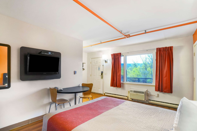 Bedroom 5, Motel 6 Ilion, NY, Herkimer