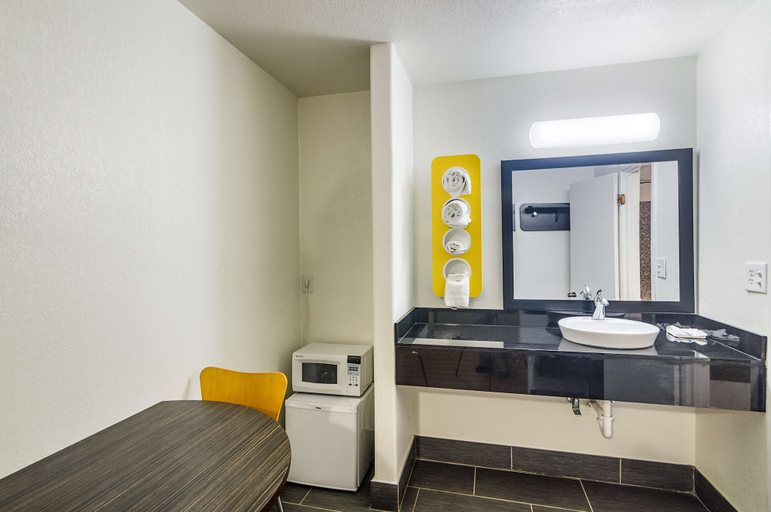 Bathroom 4, Motel 6 Childress, TX, Childress