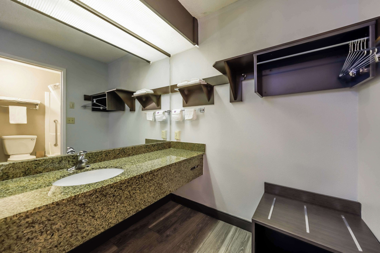 Bathroom 4, Motel 6 Portland, OR - Southeast, Multnomah