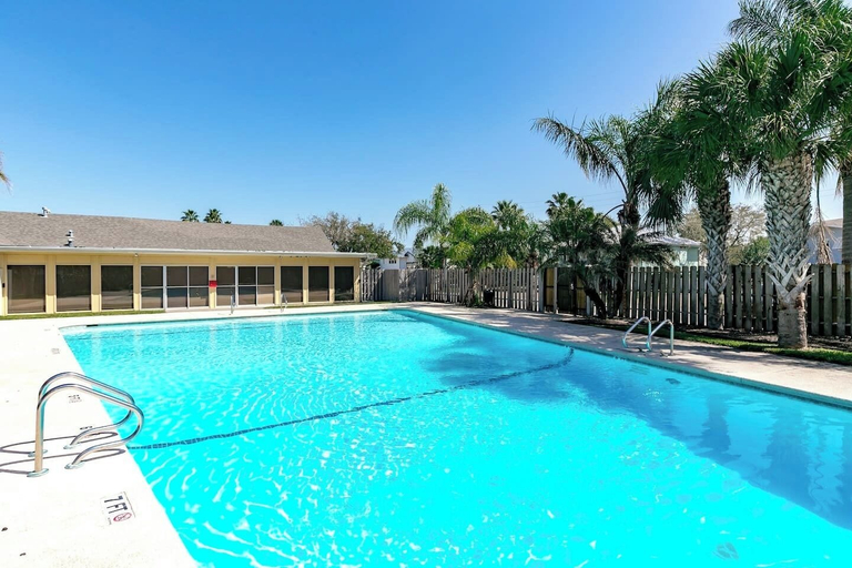 Sport & Beauty 5, Flamingo House by Miss Kitty’s, Aransas