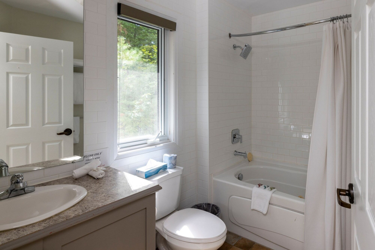 Bathroom 4, Sherwood Inn, Muskoka