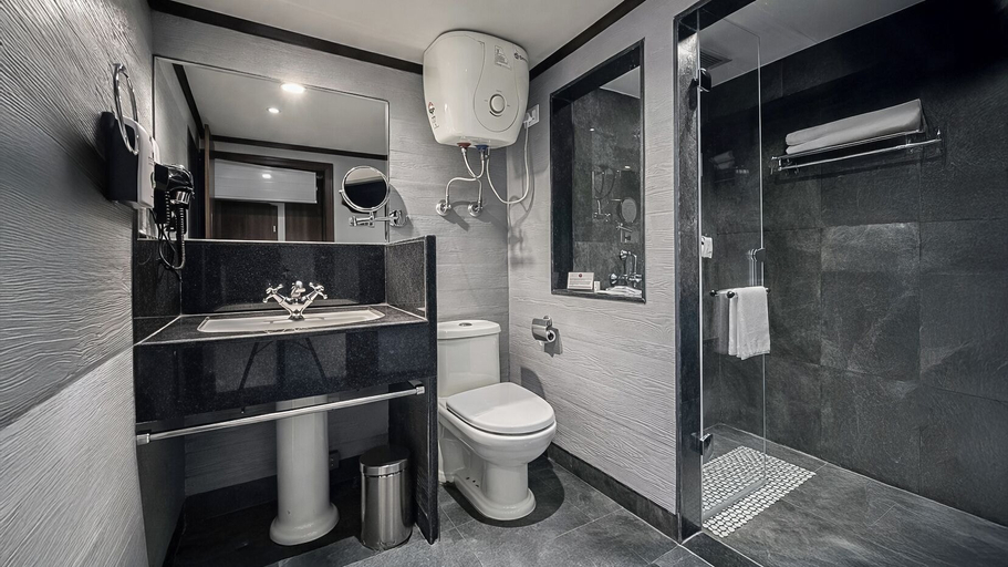 Bathroom 4, Yashshree Mall Road Darjeeling, Darjiling