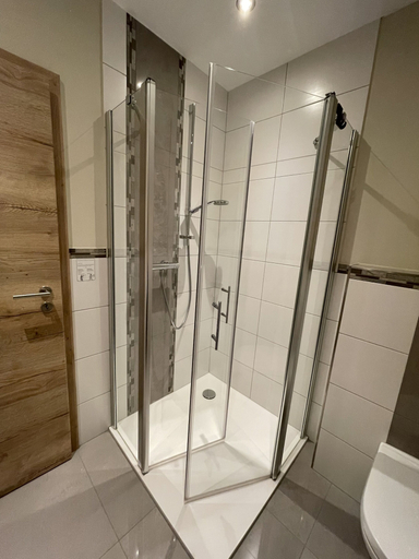 Bathroom 5, Weinbergs Loge, Cochem-Zell