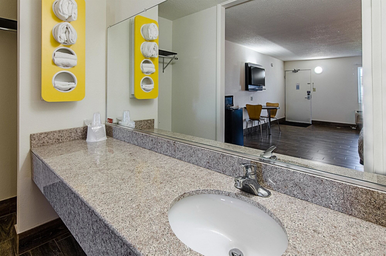 Bathroom 5, Motel 6 Staunton, VA, Augusta