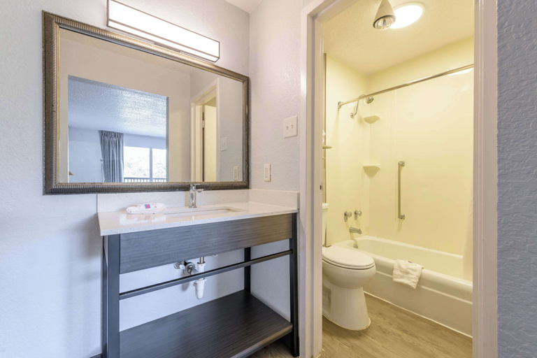 Bathroom 5, Motel 6 Spring Hill, FL - Weeki Wachee, Hernando