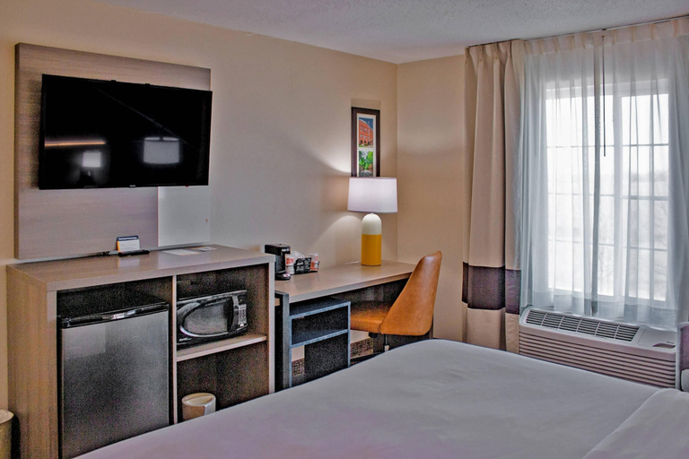 Bedroom 4, Comfort Inn & Suites Geneva - West Chicago, Kane