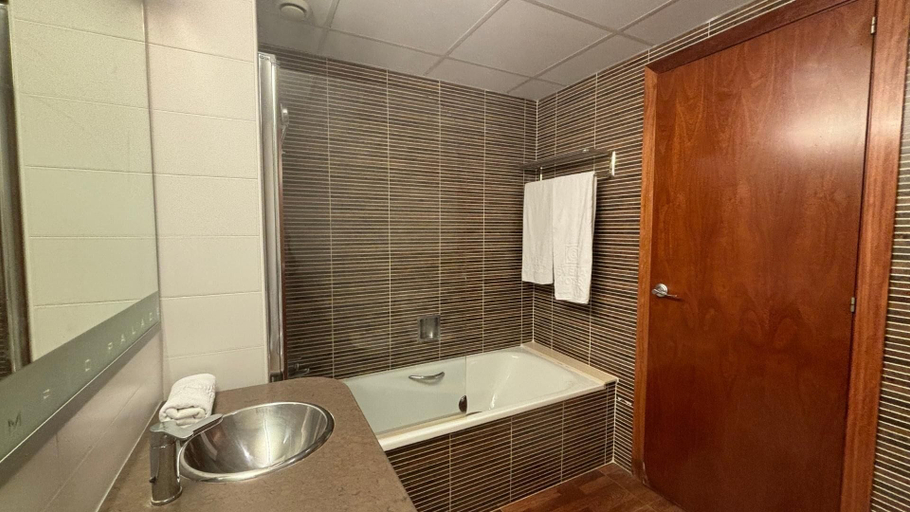 Bathroom 5, Evenia Olympic Palace, Girona
