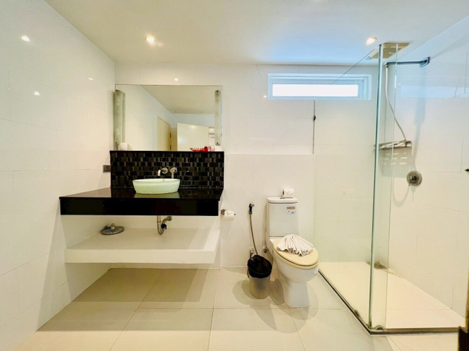 Bathroom 5, Sunset Plaza Karon by RESAVA, Pulau Phuket