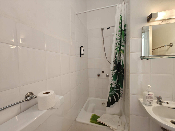 Bathroom 4, Mirasol Guesthouse, Funchal