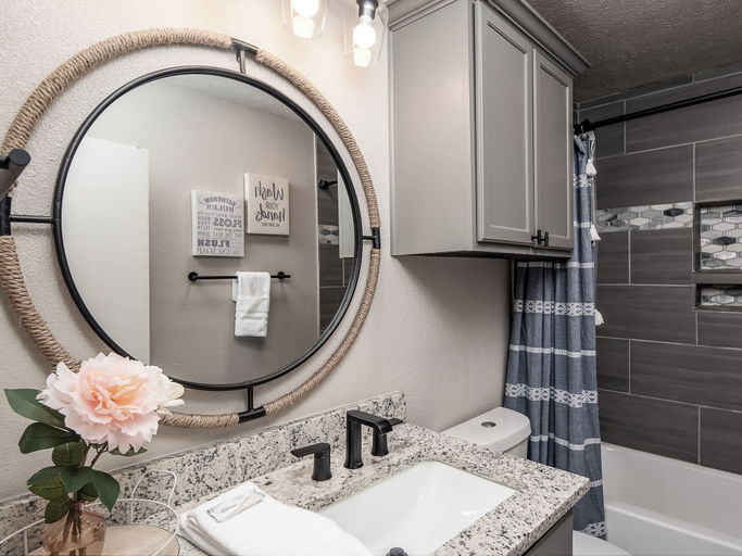 Bathroom, Modern Twist by Ruidoso Vacation Rentals, Lincoln