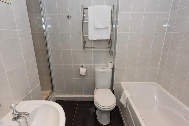 Bathroom 4, OYO Devonshire Park Hotel, East Sussex