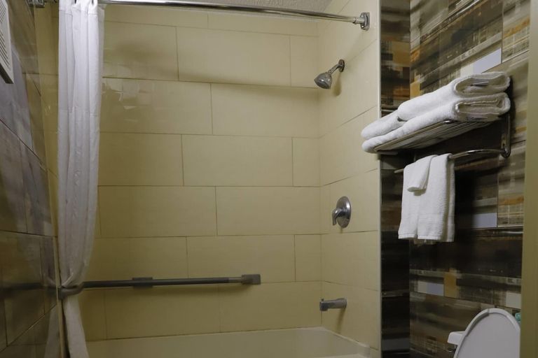 Bathroom 4, Travelodge by Wyndham Parsippany, Morris