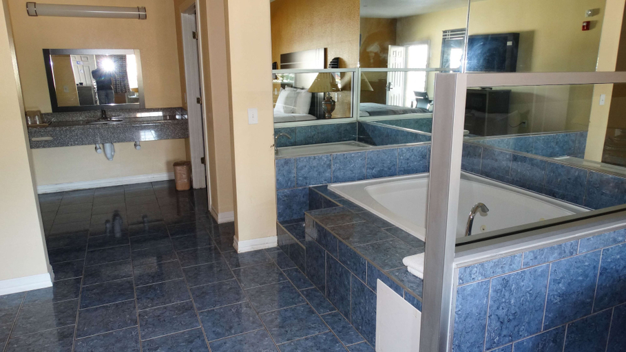 Bathroom 4, Motel 6 Houston, TX – Willowbrook Mall, Houston