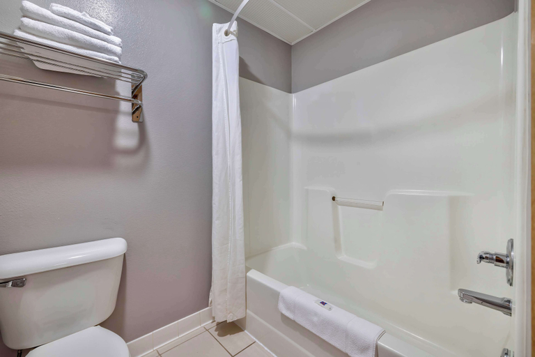 Bathroom 4, Motel 6 Stuart, IA, Adair