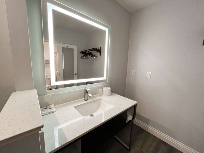 Bathroom 3, Motel 6 Vallejo, CA – Napa Valley, Solano