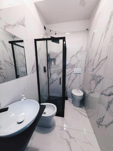 Bathroom 3, Hotel Mondial, Milano