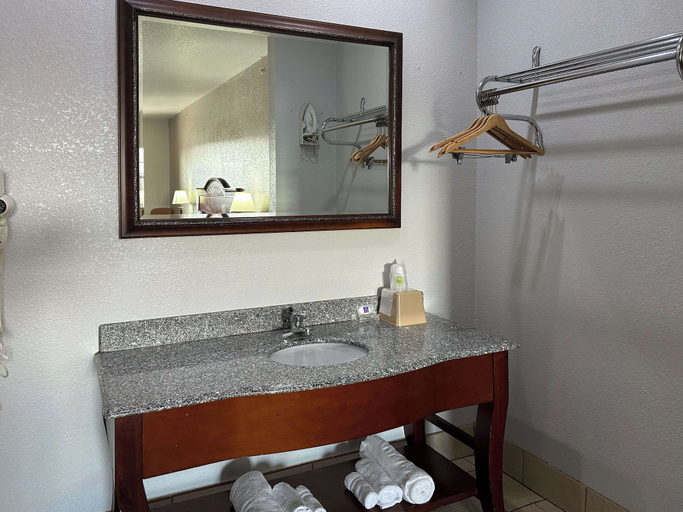 Bathroom 4, Motel 6 Atoka, OK, Atoka