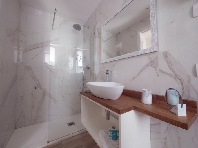 Bathroom 4, Hotel Continental, Savona
