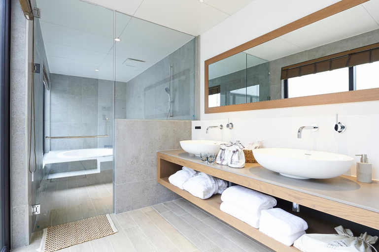 Bathroom 5, Grand Bleu Gamin, Miyakojima