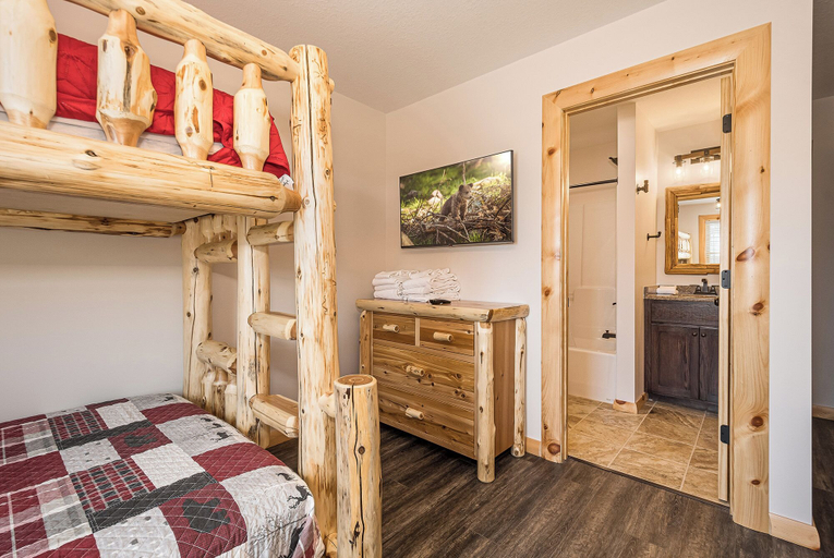 Bedroom 2, Mountain Crest Lodge by Taylor Made Deep Creek, Garrett