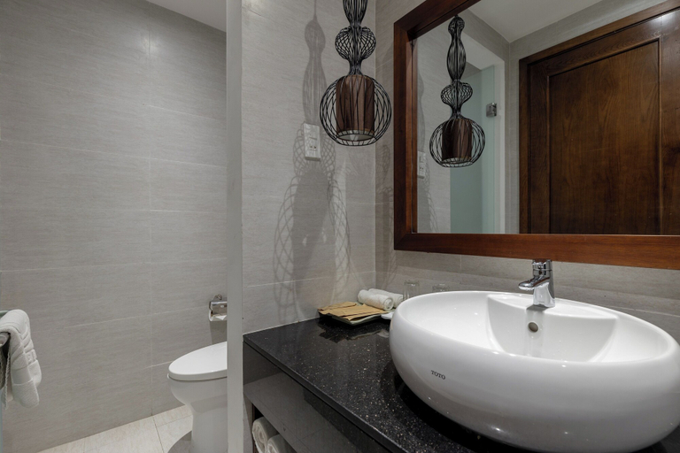 Bathroom 3, Flower Beachstay & Coffee, Da Nang