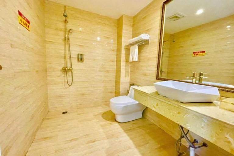 Bathroom, Paulolia Holiday Hotel, Liupanshui