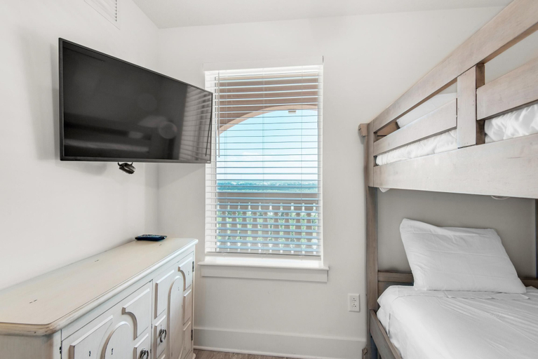 Bedroom 3, Calypso 3-1511, Bay