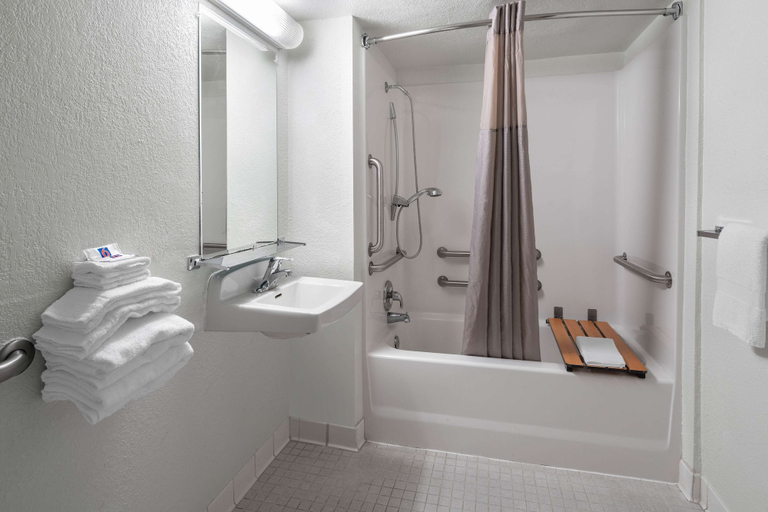 Bathroom 4, Motel 6 Santa Barbara Carpinteria South, Santa Barbara
