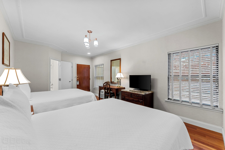 Bedroom 3, Penn's View Hotel, Philadelphia
