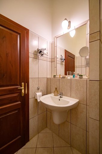 Bathroom 3, Madi Kuria Hotel es Rendezvenykozpont, Szerencs