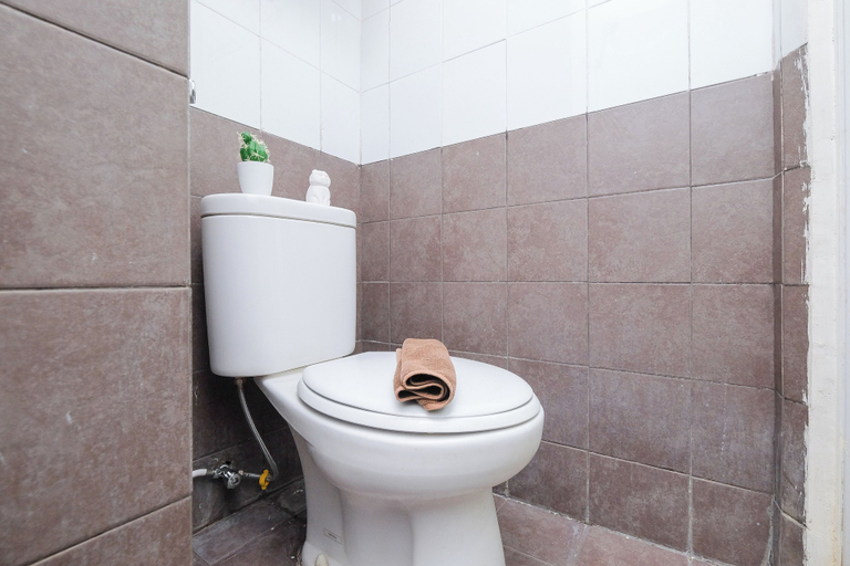 Bathroom 2, Cozy and Simply 1BR Green Pramuka Apartment, Jakarta Pusat