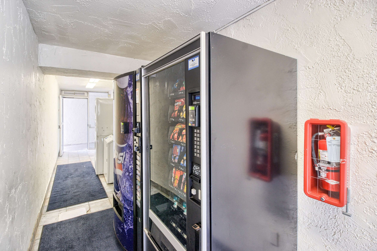 Food & Drinks 5, Motel 6 Everett, WA - South, Snohomish