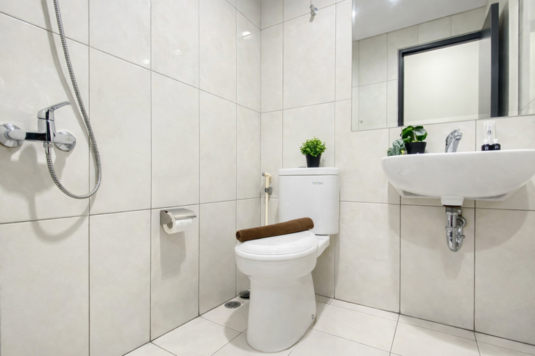 Bathroom 2, Functional Studio for 2 Pax at Nifarro Park Apartment By Travelio, Jakarta Selatan