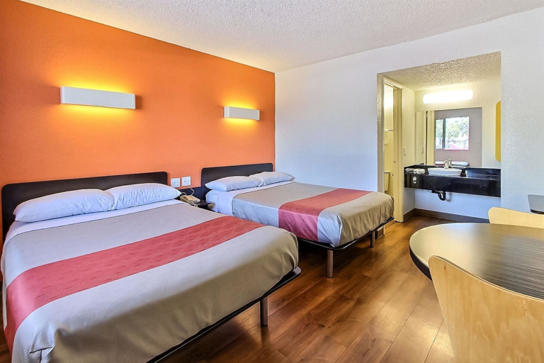 Bedroom 2, Motel 6 San Jose Campbell, Santa Clara