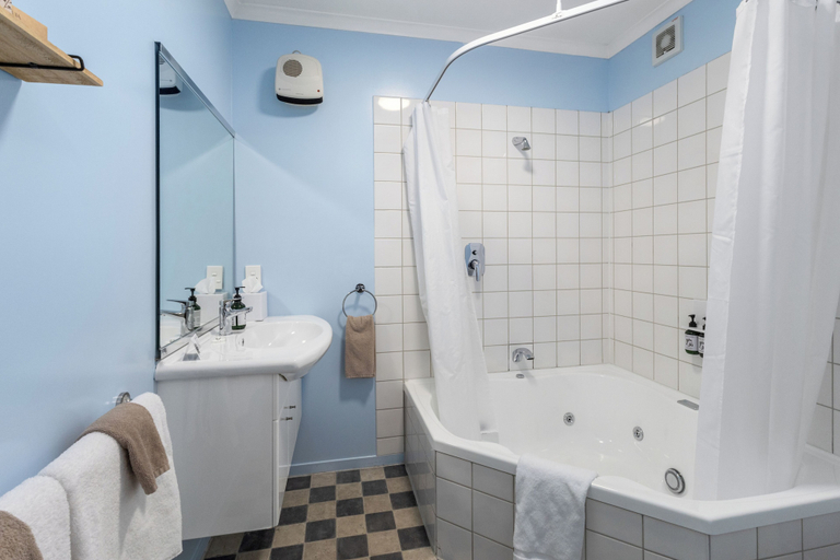 Bathroom 4, ASURE Scenic Route Motor Lodge, Timaru